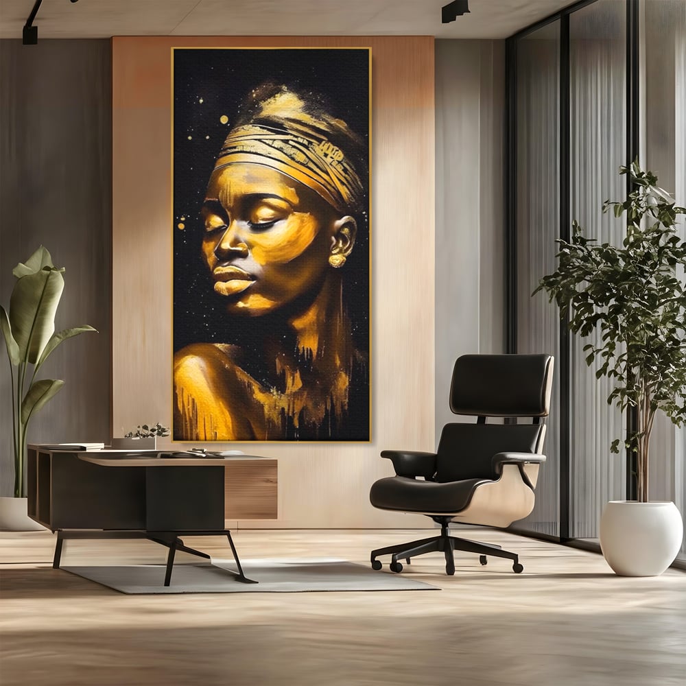 Tablou canvas cu tablou canvas portret femeie auriu, in rama de aluminiu auriu, pe perete intr-un birou